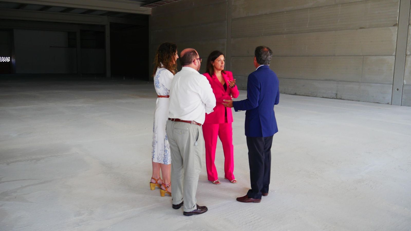 La visita institucional en el interior del local que ocupará Altafit.