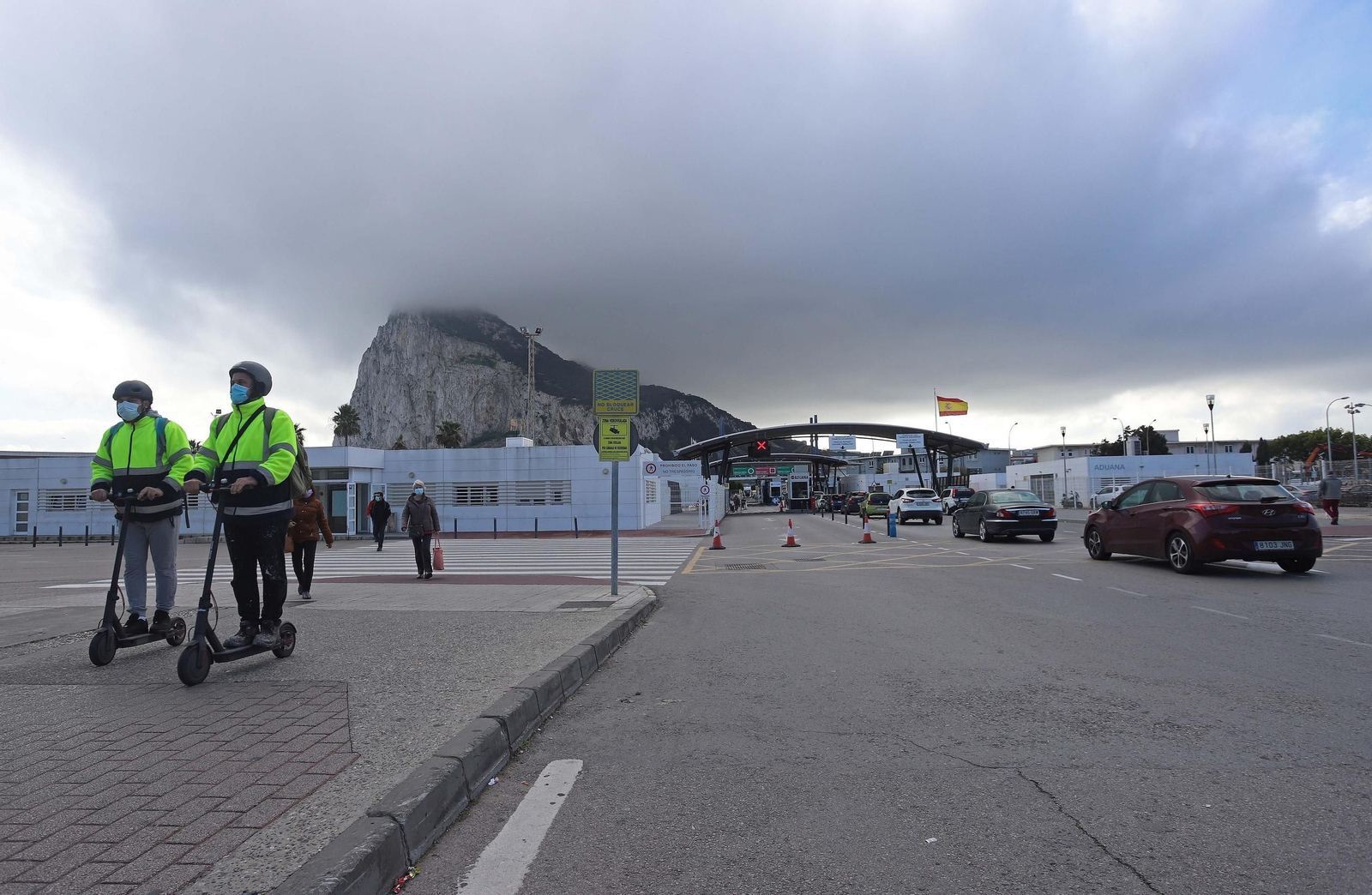 Varias personas cruzan la Verja que separa Gibraltar de España.