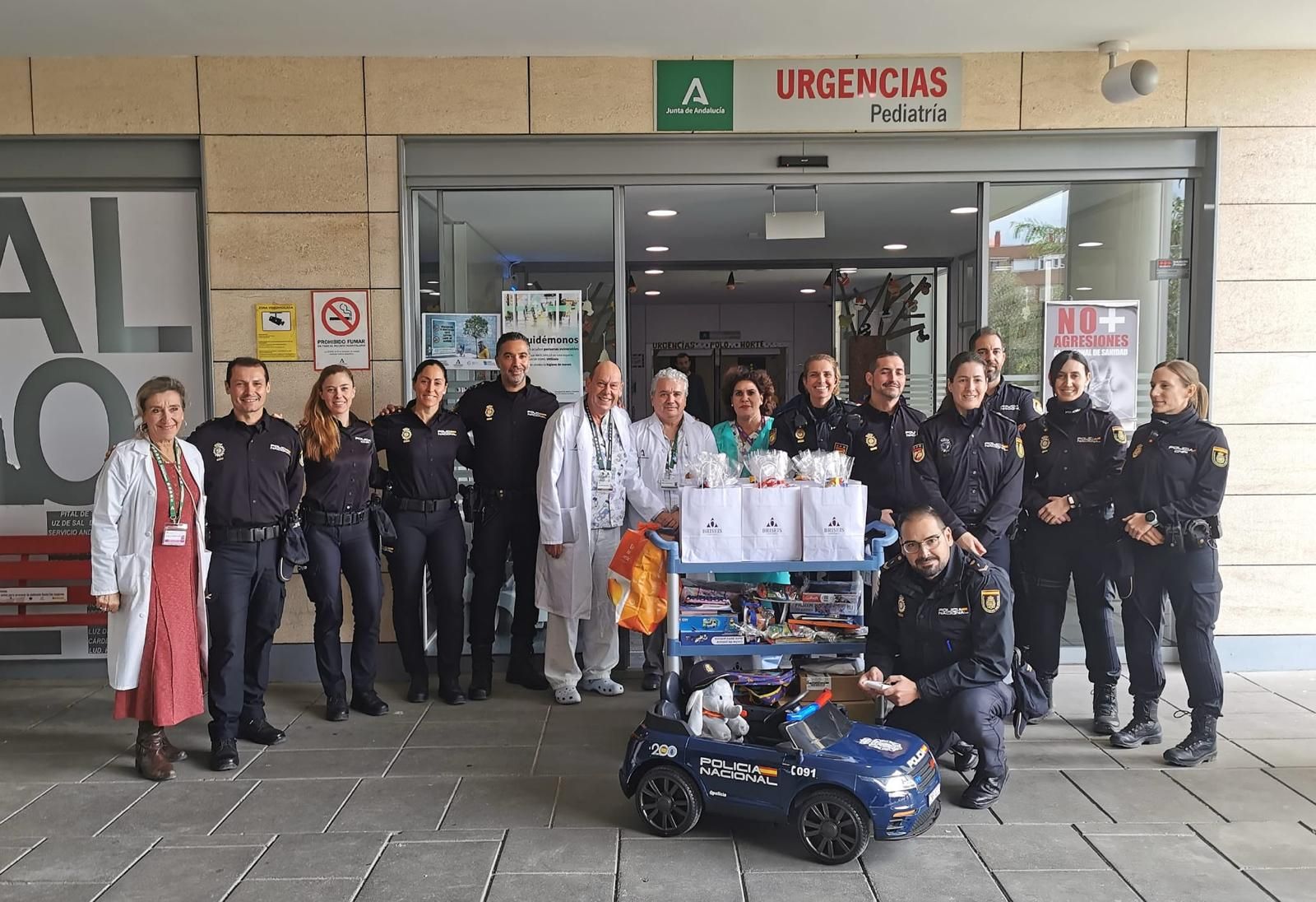 Visita de la Policía Nacional al Hospital Universitario Torrecárdenas de Almería.