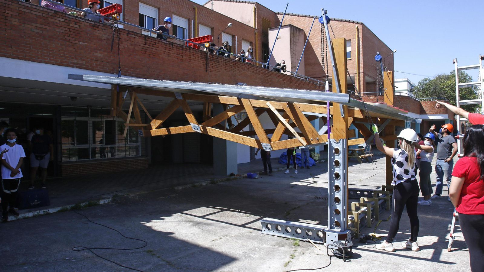 Alumnos de Secundaria y Ciclos Formativos participan en el montaje de la estructura de la pérgola.