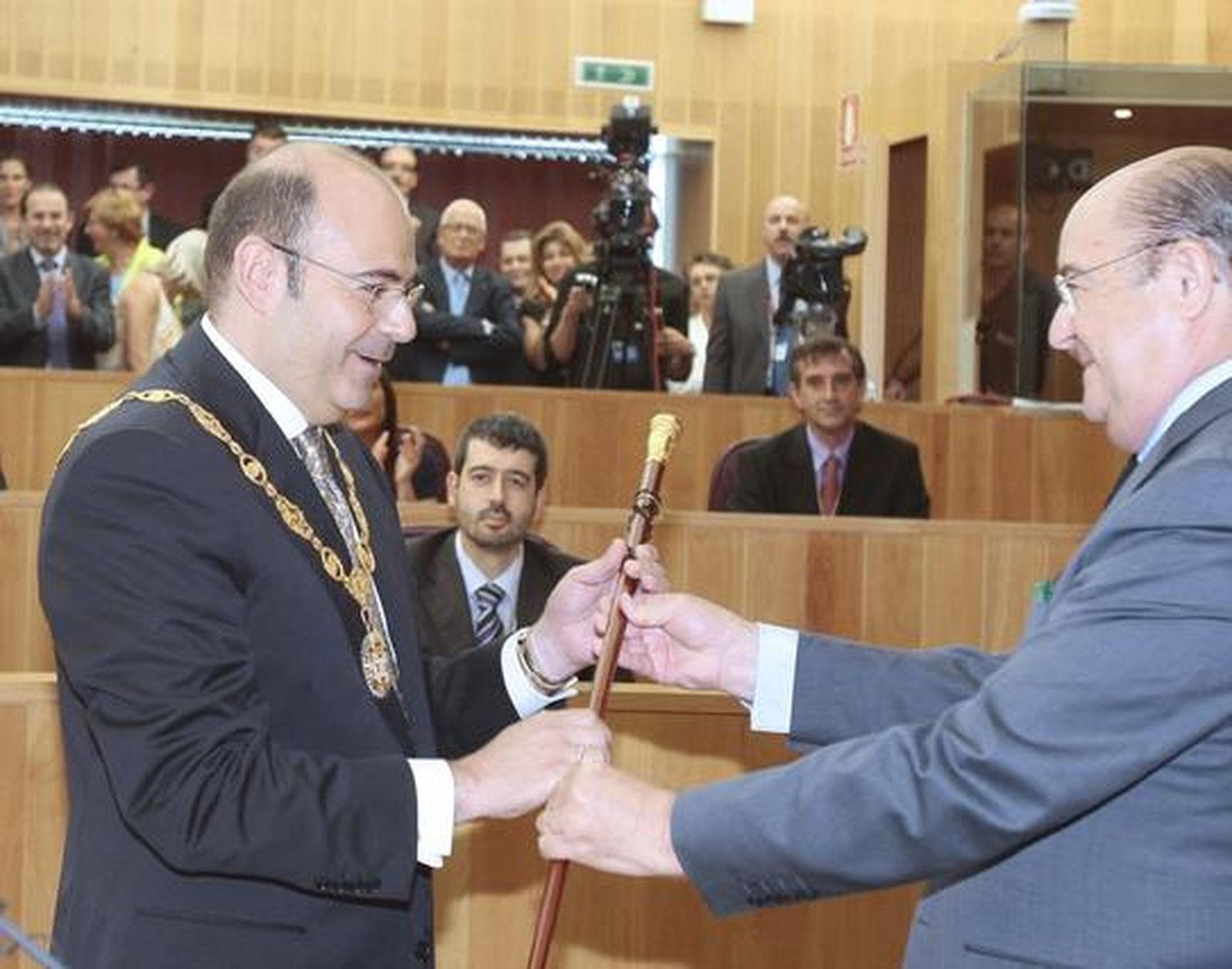 Sebastián Pérez es investido como nuevo presidente de la Diputación de Granada


Foto: Mar?de la Cruz