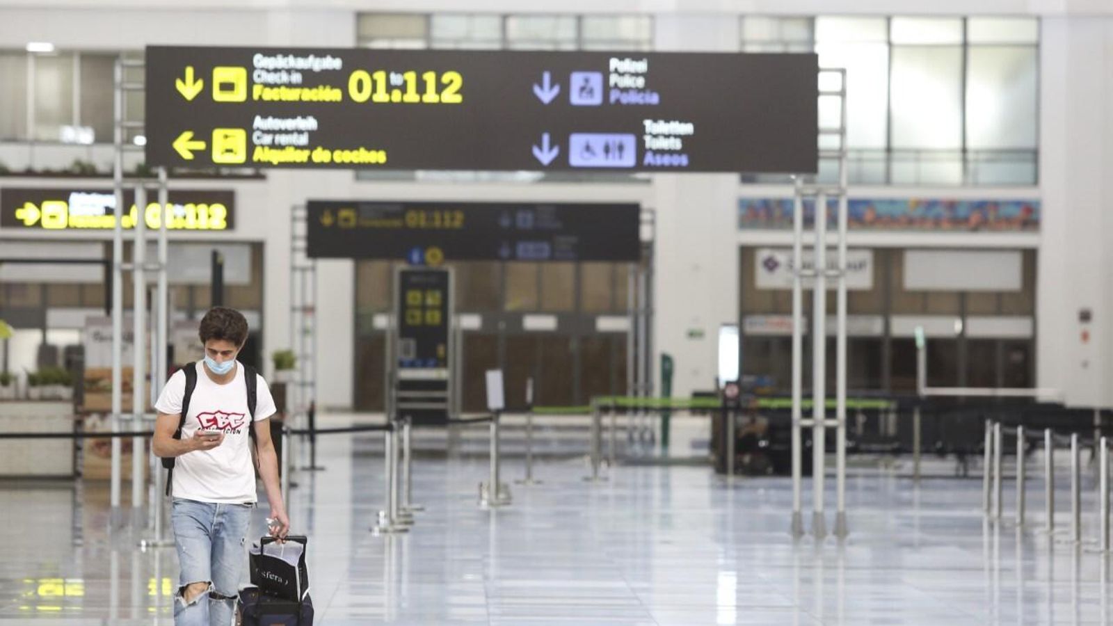 Una persona sola pasa con su maleta por el aeropuerto de Málaga.