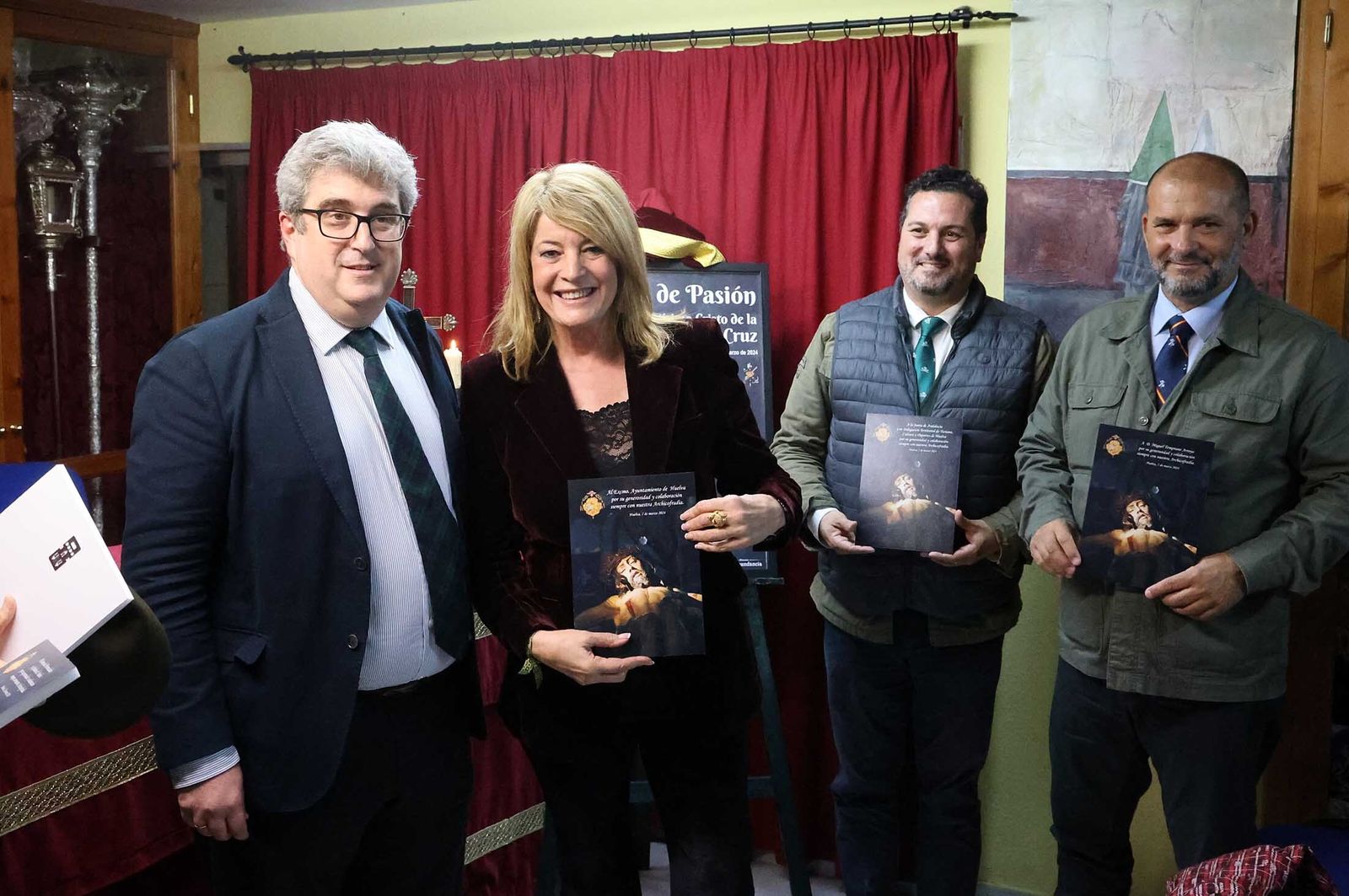 Imágenes del cartel al Cristo de la Vera+Cruz para la salida de la Legión en Huelva