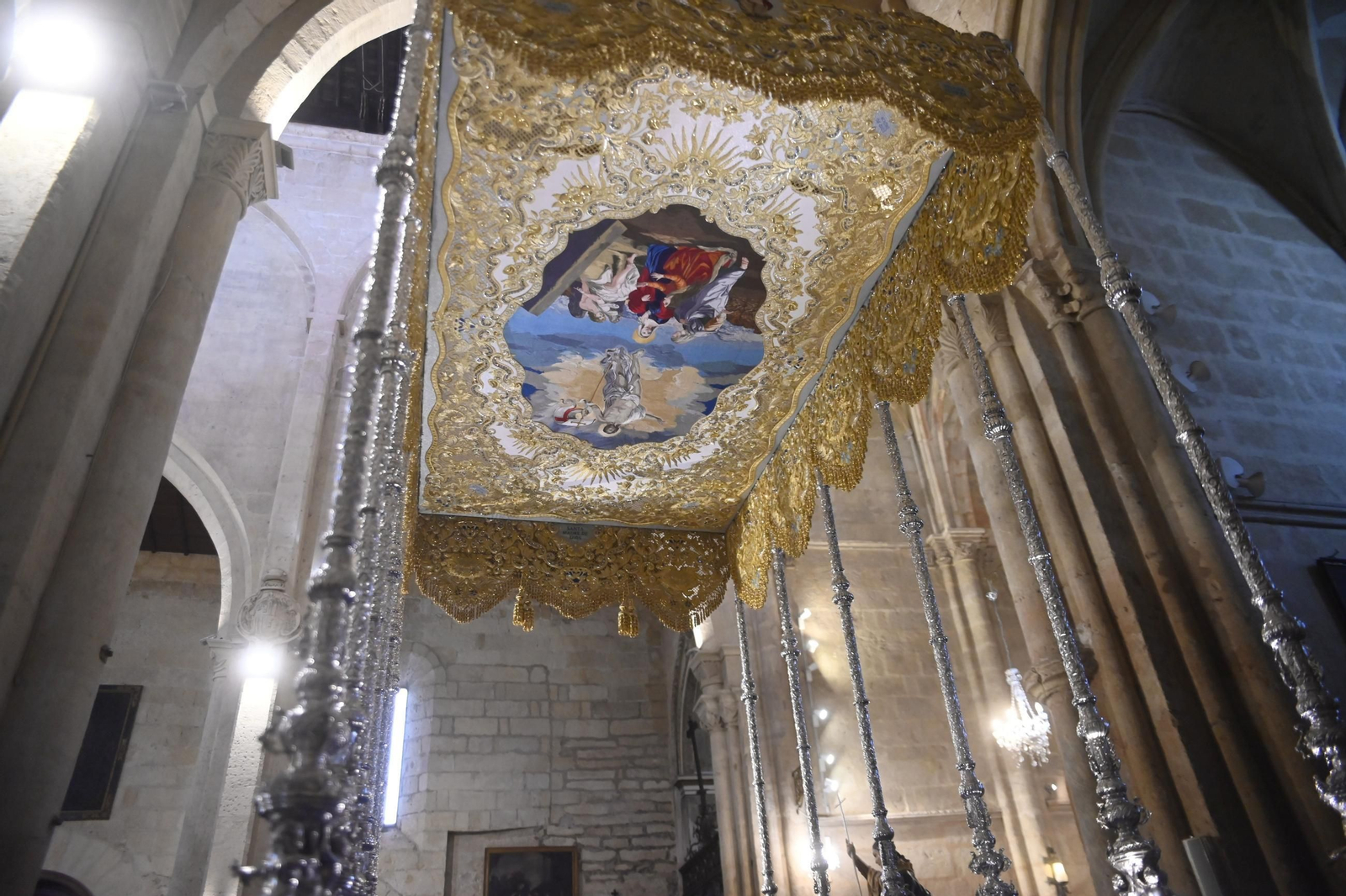 Las mejores imágenes del nuevo palio de la Virgen de la Alegría de Córdoba