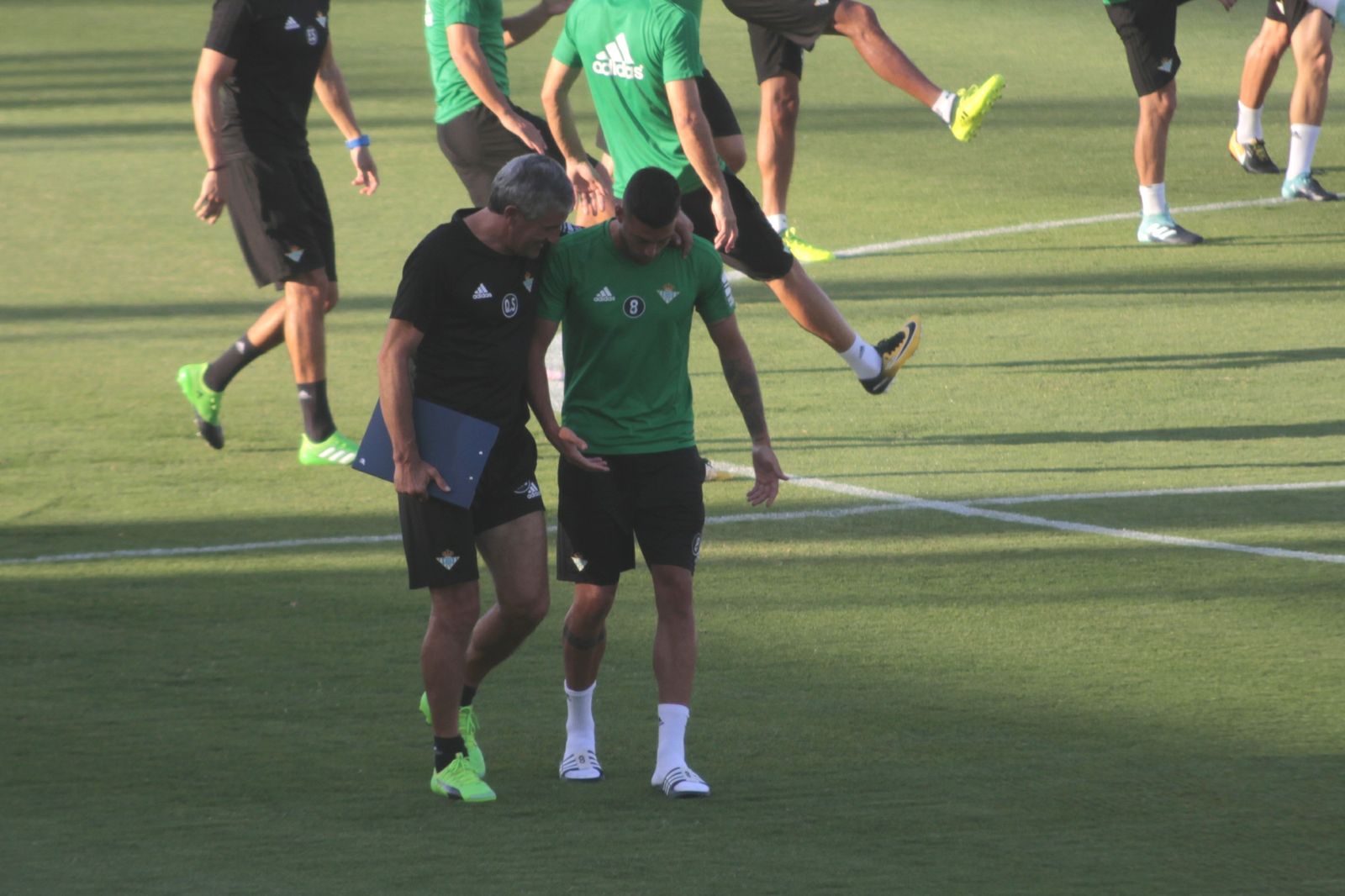 Setién dialoga con Camarasa en un entrenamiento.