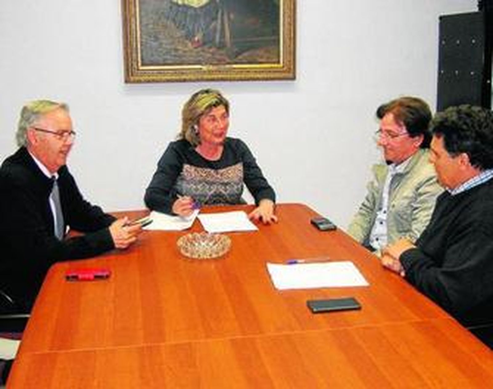 Rafaela Abad junto a los tres presidentes de las Federaciones de Vecinos afectadas por la regulación de las fiestas.