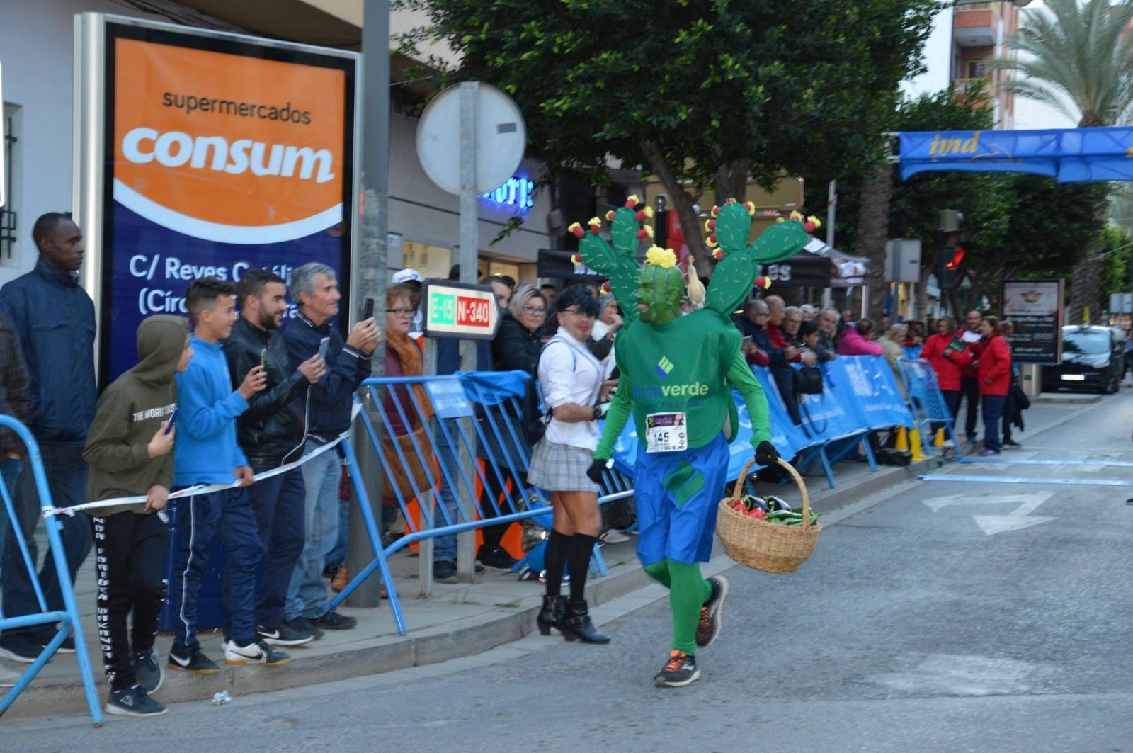Diego, disfrazado de chumbera por las calles de El Ejido.