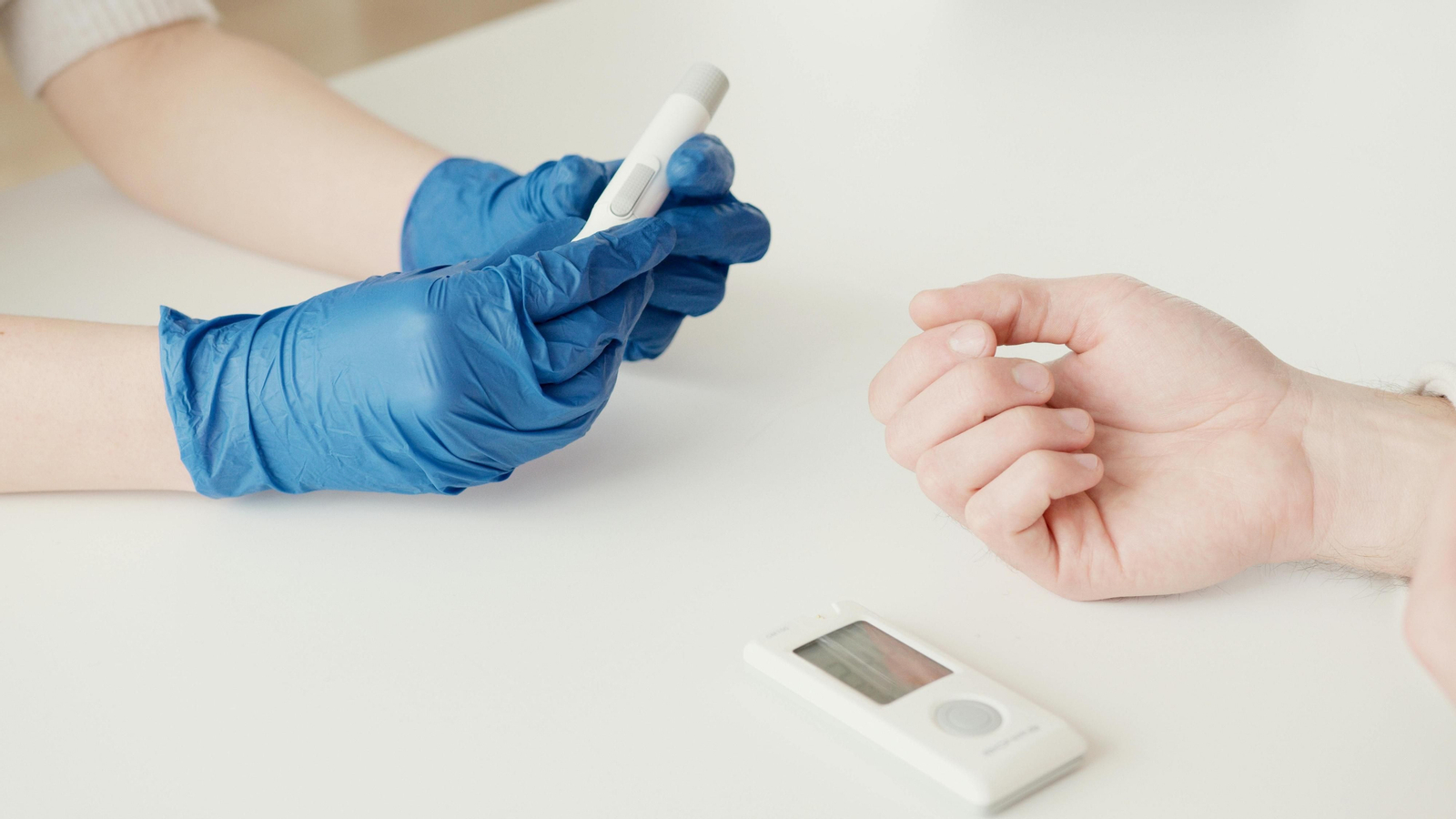 Realización de una prueba de insulina con un glucómetro. Realización de una prueba de insulina con un glucómetro.
