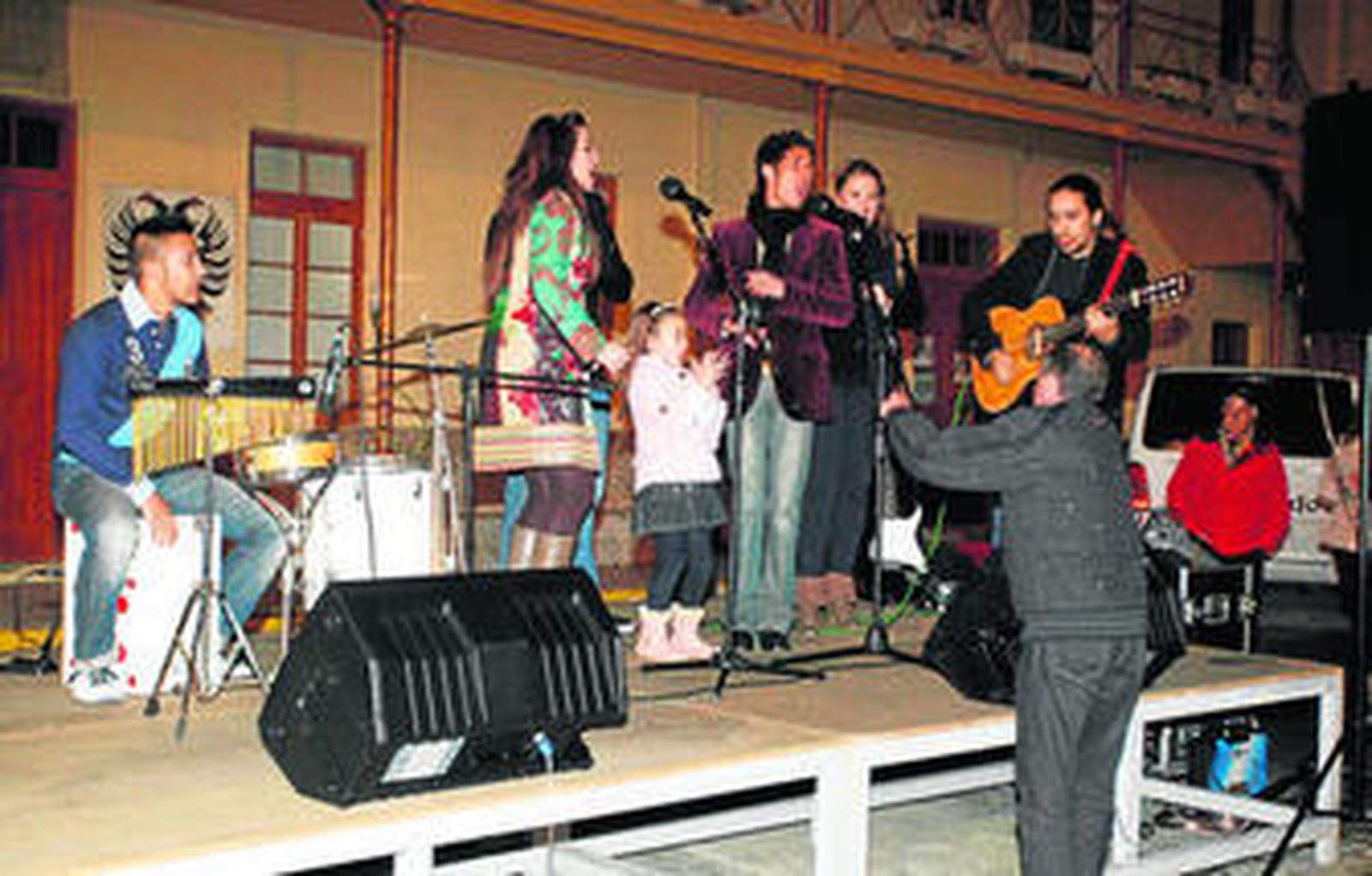 Una de las actuaciones de la zambombá flamenca celebrada ayer en el Ballesteros.