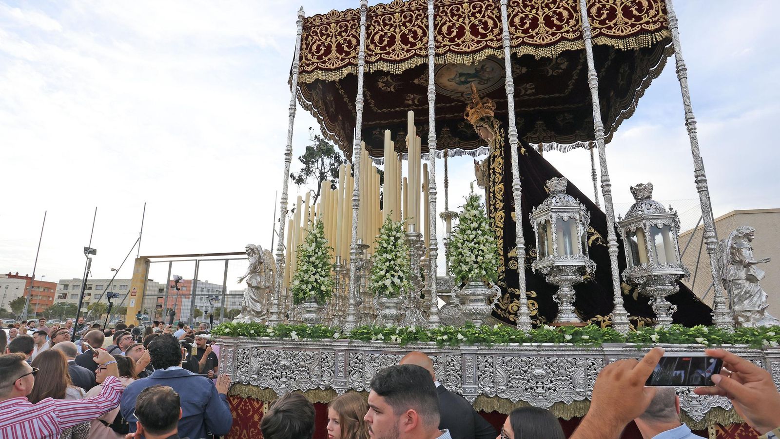 La imagen de Angustia de María, de la hermandad de Pasión, durante su traslado desde Santa Ángela a San Miguel.