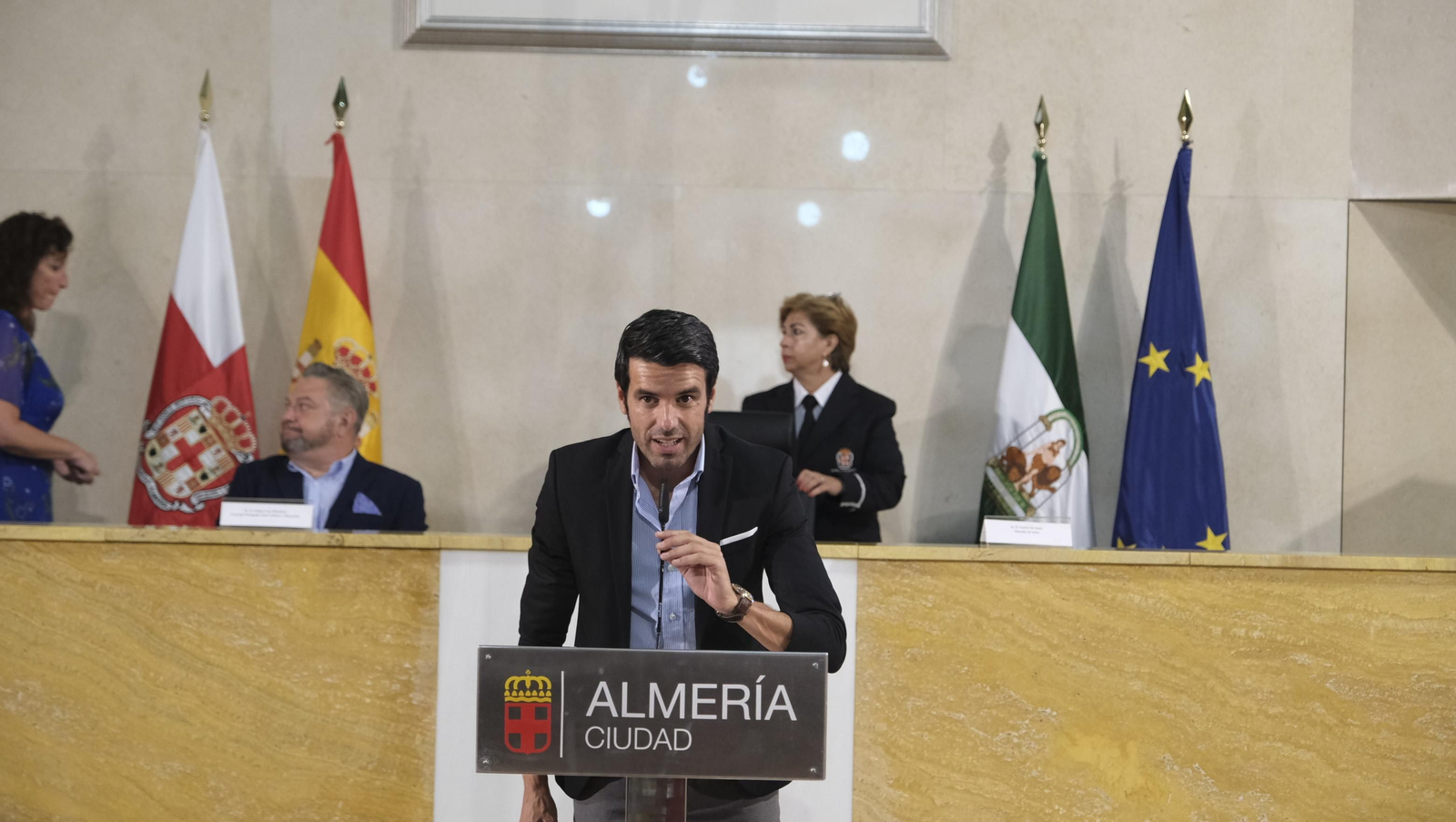 Imágenes de la entrega del capote de paseo de la feria taurina 2021 en honor a la Virgen del Mar, al torero Emilio de Justo