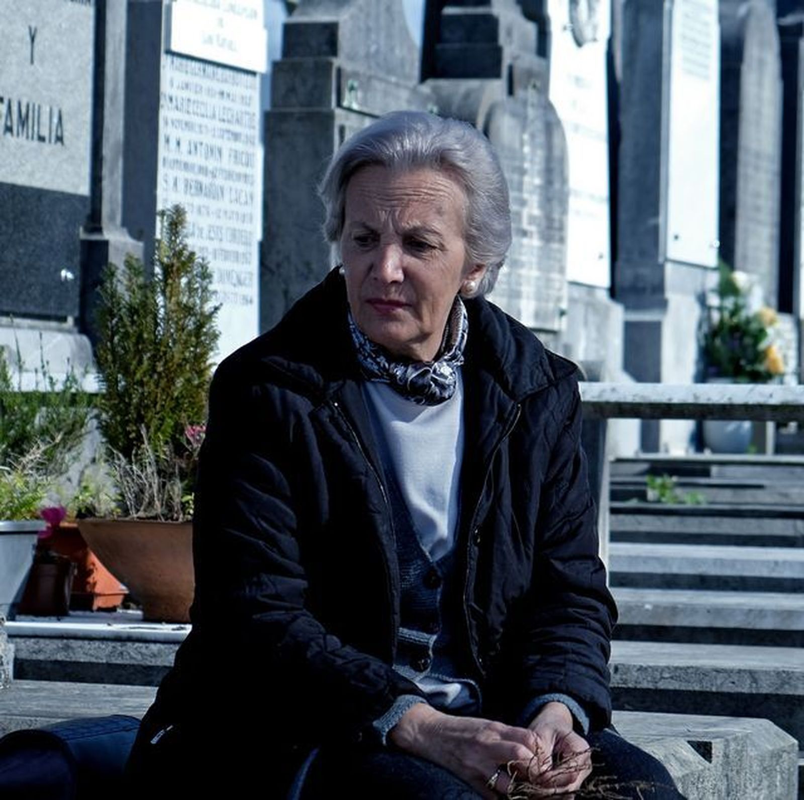 Elena Irureta como Bittori ante la tumba del Txato