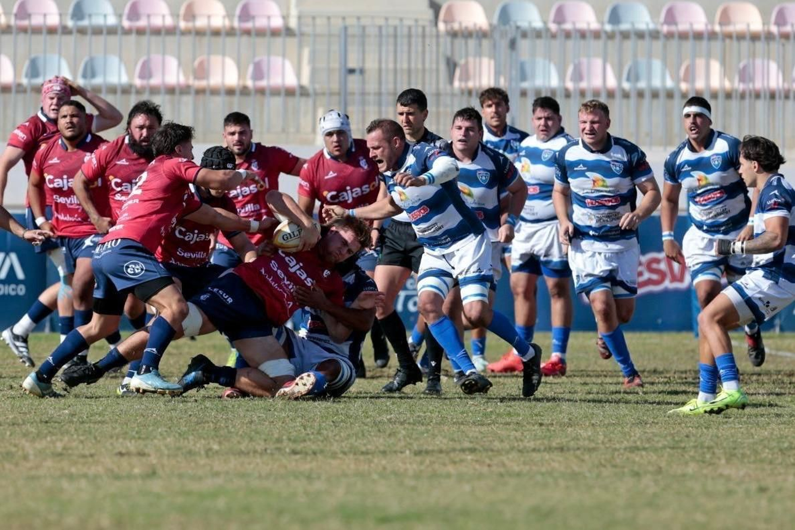 Jay Davis percute con dureza con la defensa de La Vila.