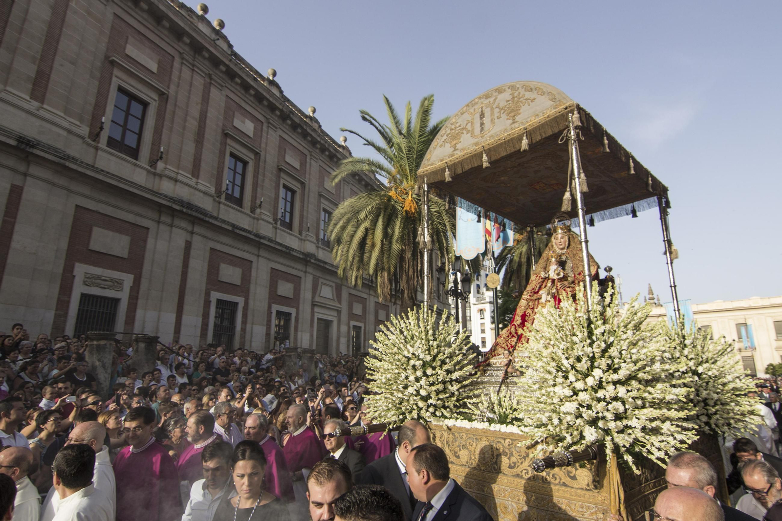 El paso exornado con los tradicionales nardos.