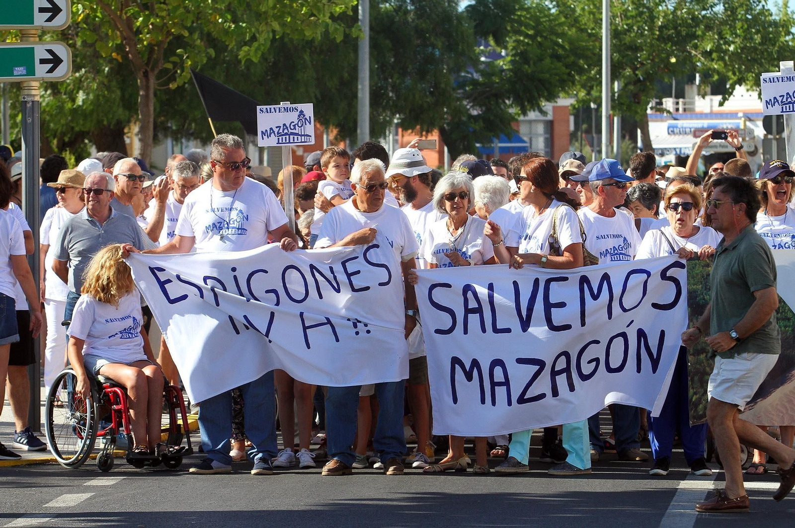 La manifestación "Salvemos Mazagón" en imágenes