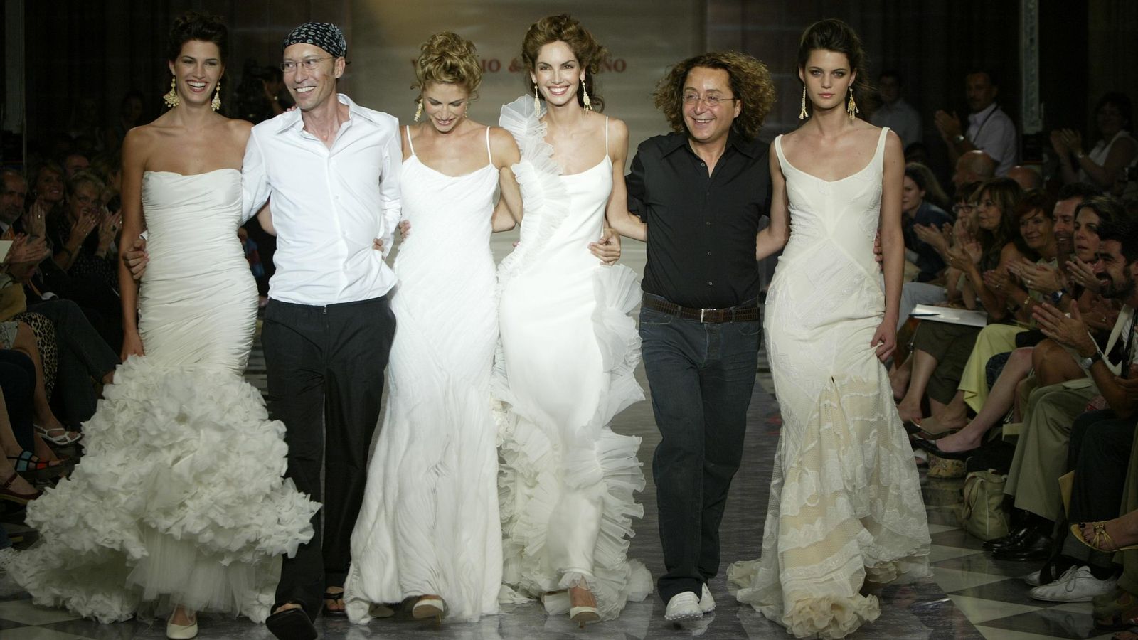 Victorio & Lucchino durante uno de sus desfiles nupciales, junto a las grandes tops españolas de los 90