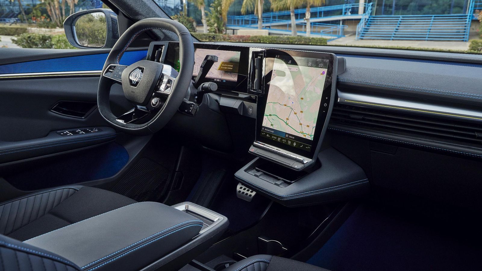 La distribución de funciones y situación de pantallas es similar a la de otros coches de la marca como el Mégane E-Tech, Austral, etc.