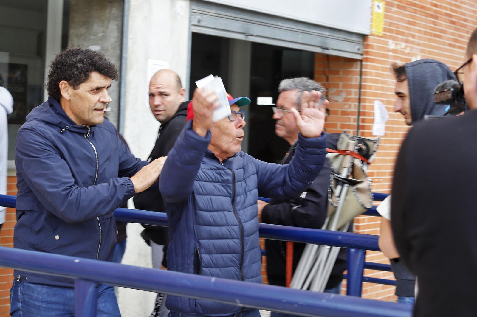 Largas colas para comprar las últimas entradas de la final del Recreativo de Huelva