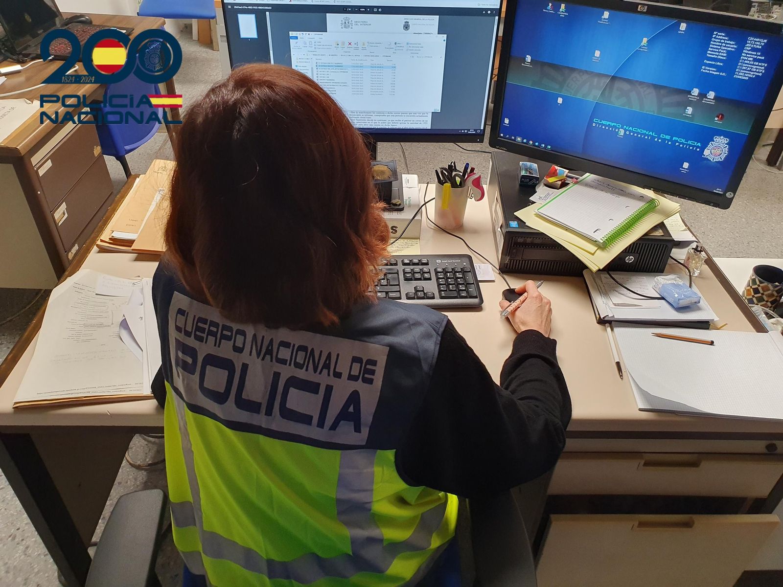 Una policía consulta un ordenador.