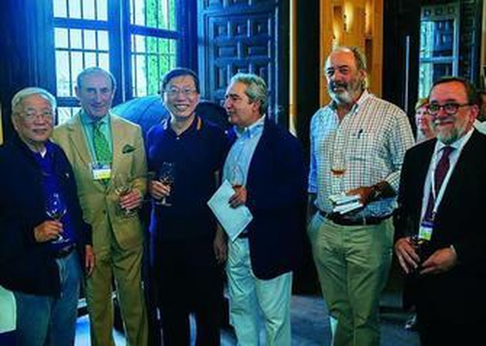 Los emisiarios de Lucio Tan junto al presidente del Consejo Regulador del vino, días atrás en Vinoble.