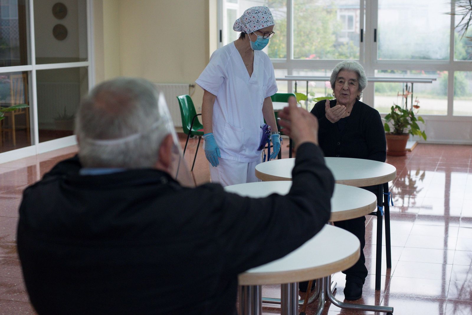 Una trabajadora de una residencia de mayores durante una actividad con los residentes.