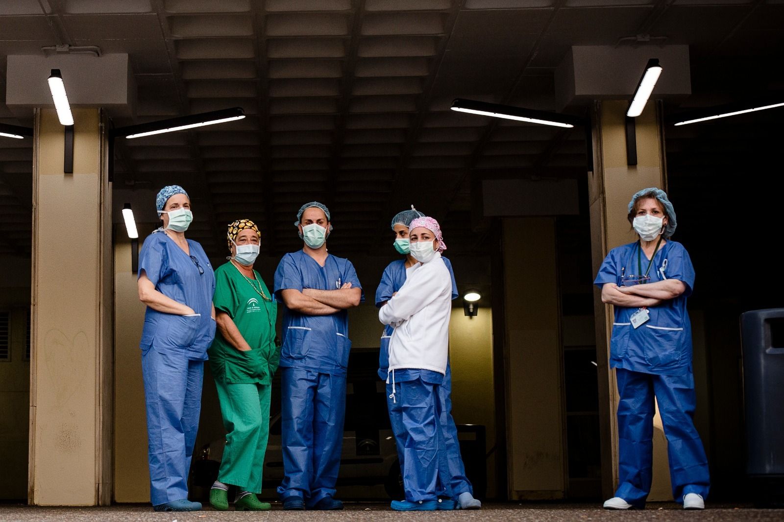 Profesionales del Hospital Puerta del Mar en la entrada del centro.
