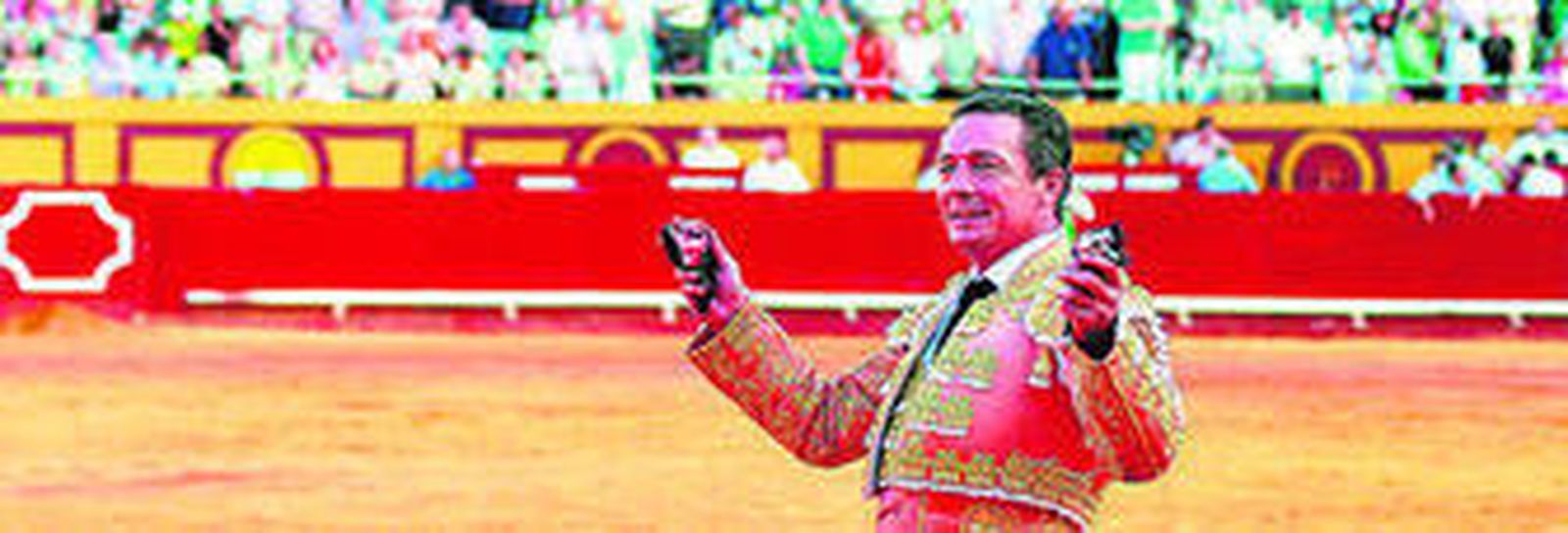 Manzanares da la vuelta al ruedo con las dos orejas de 'Andadoso' aquel 25 de junio de 2005.