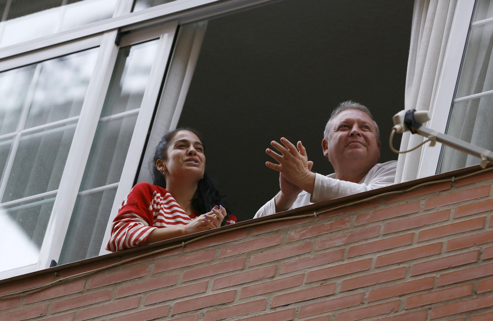 Coronavirus: El primer día de aplausos en Málaga en el que el sol aún no ha caído, en fotos