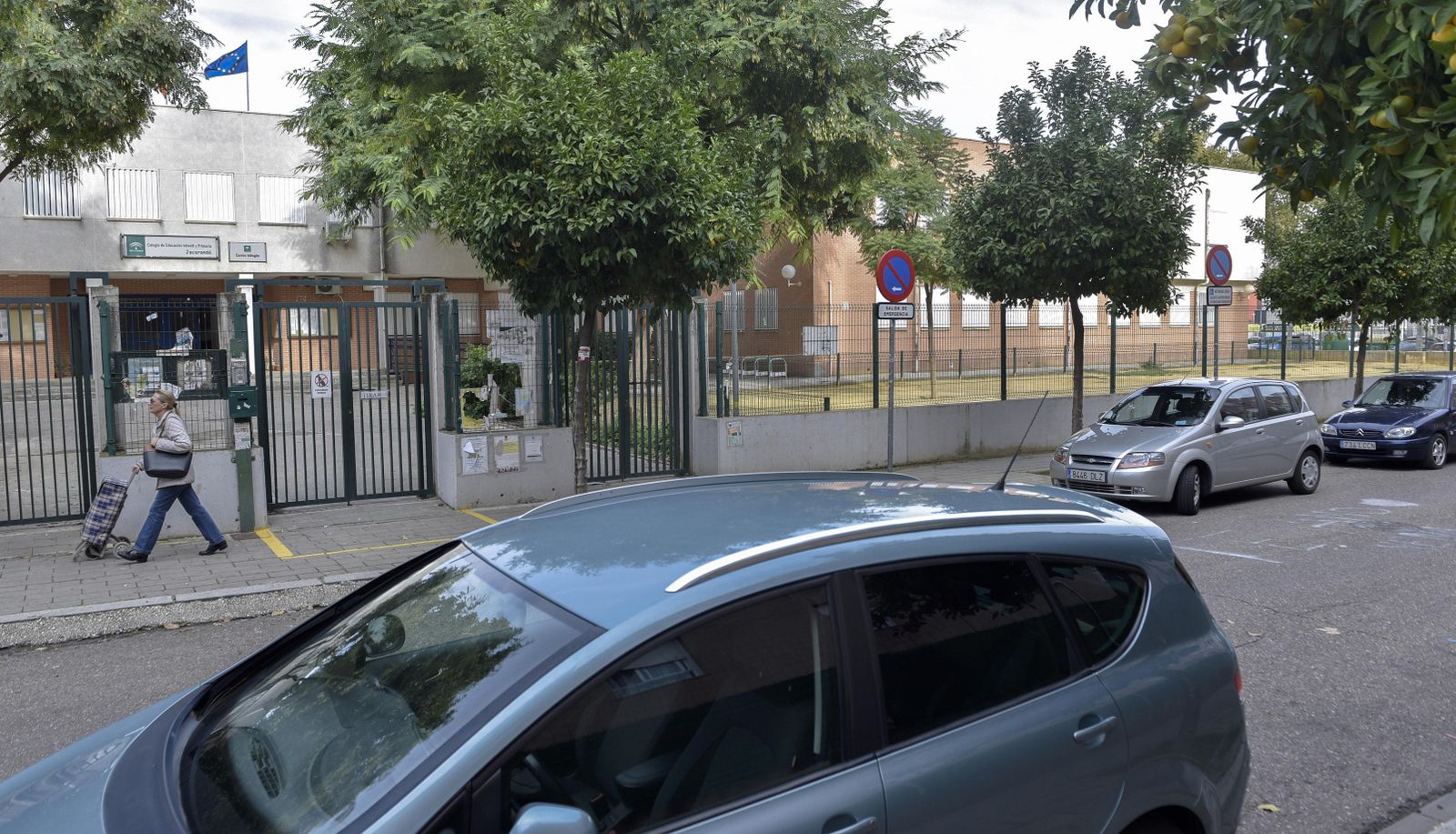 La puerta del colegio Jacaranda, en Sevilla Este.