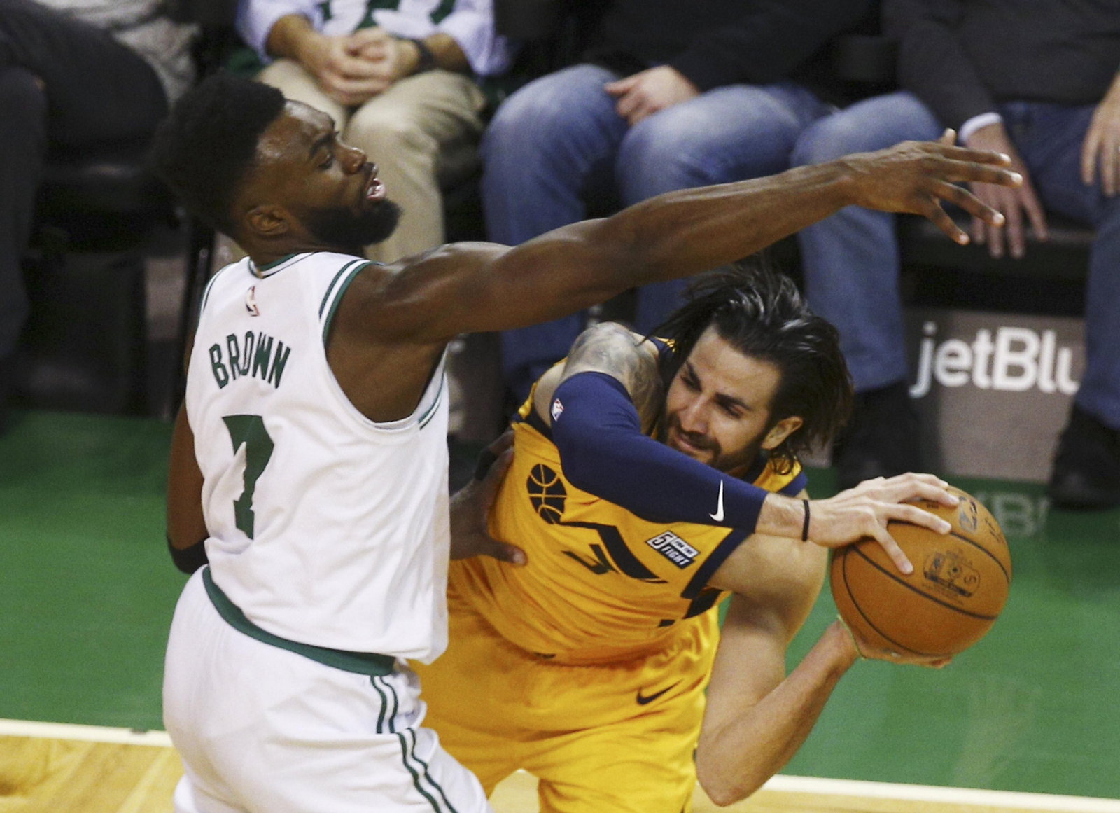 Ricky Rubio ante Jaylen Brown.