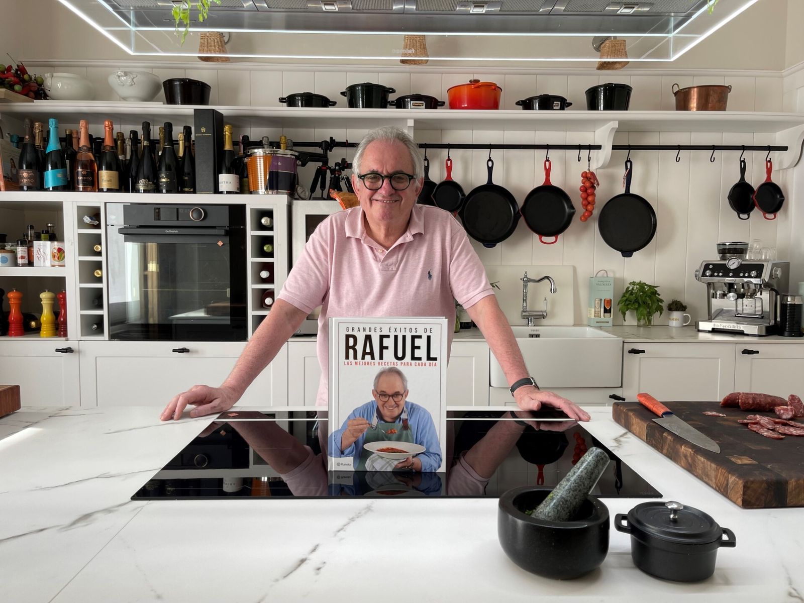 El divulgador gastronómico Rafuel con su segundo libro