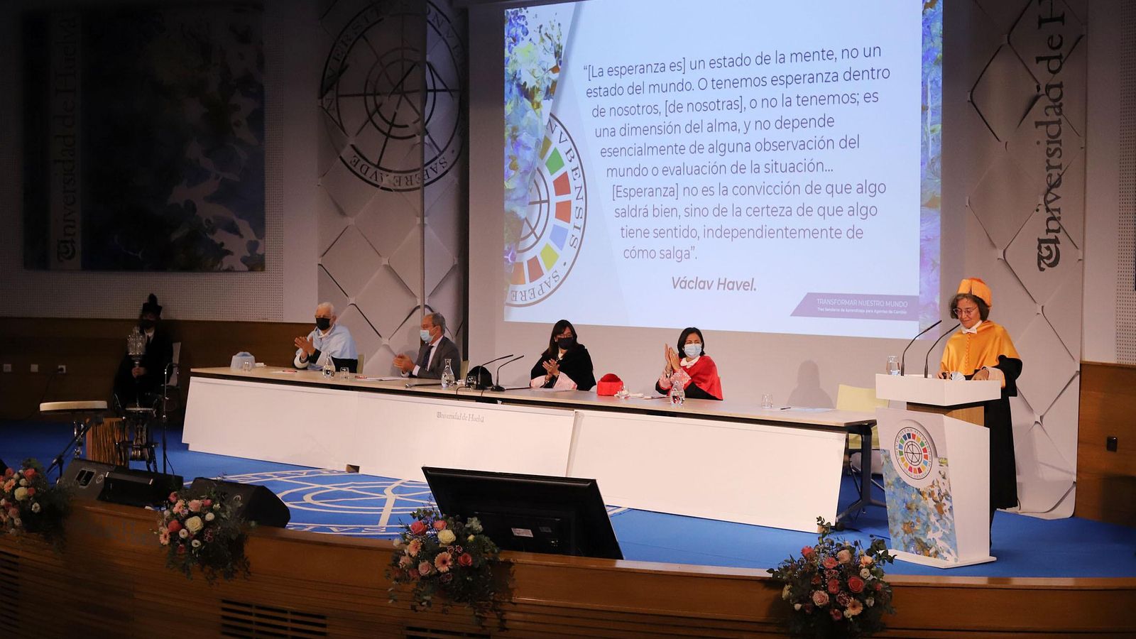 Mesa presidencial durante la lección inaugural pronunciada por la profesora Blanca Miedes Ugarte.