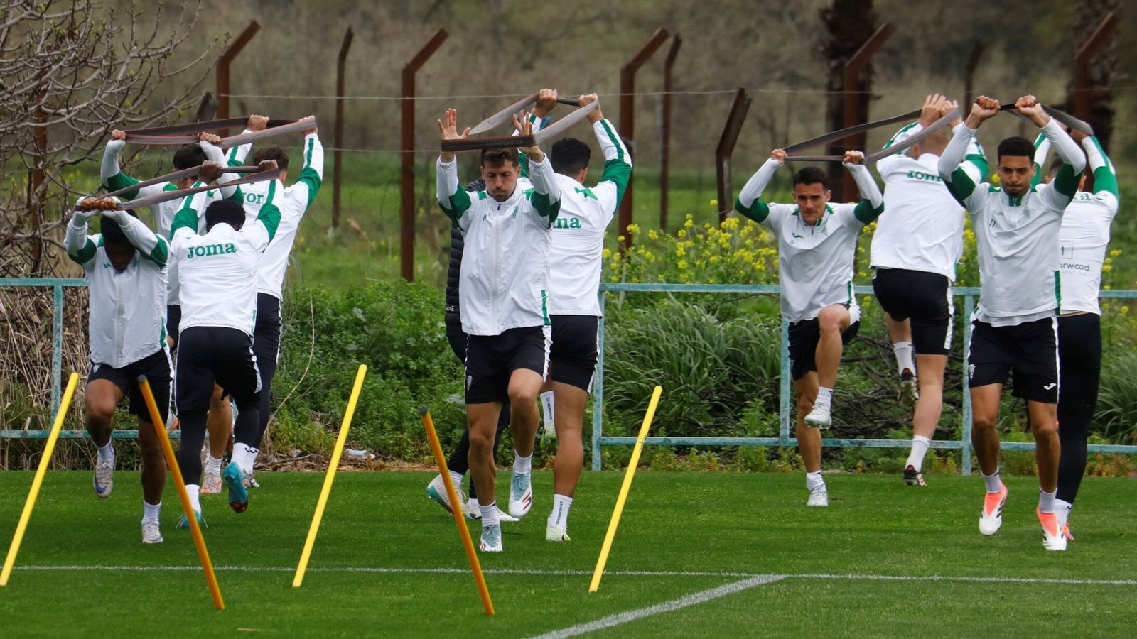 Los jugadores del Córdoba CF, en su preparación del partido ante el Racing de Santander.