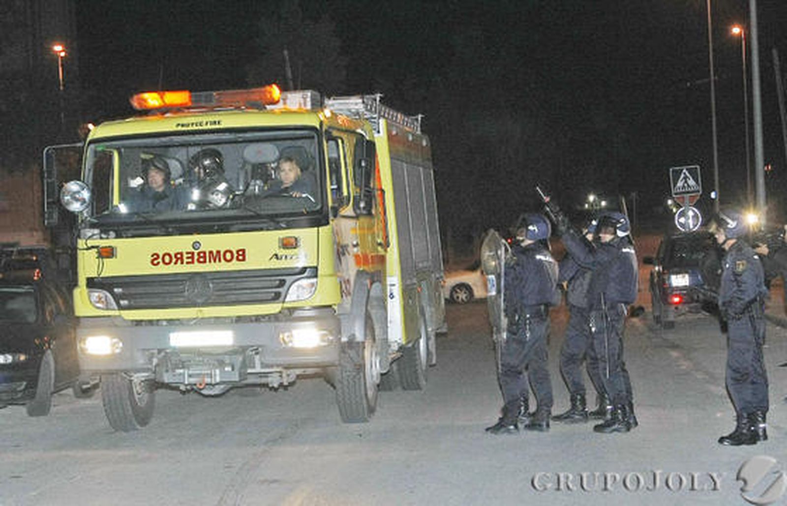 Los bomberos acudieron a más de 80 llamadas por la quema de contenedores por toda la ciudad donde la Policía tuvo que intervenir en varias ocasiones

Foto: Pascual