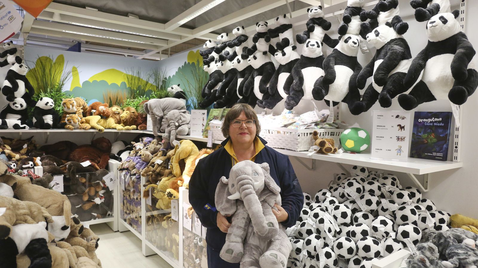 La directora de la tienda posa con un peluche de elefante de IKEA.