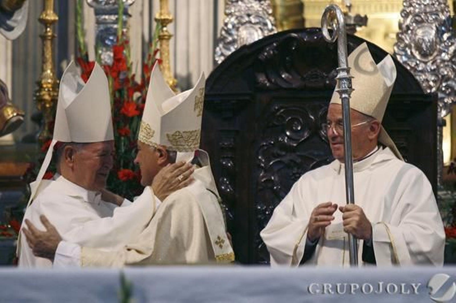 Imágenes de la toma de posesión del nuevo obispo de Cádiz y Ceuta, Rafael Zornoza Boy, en la Catedral de Cádiz.

Foto: Lourdes de Vicente - Joaquin Pino