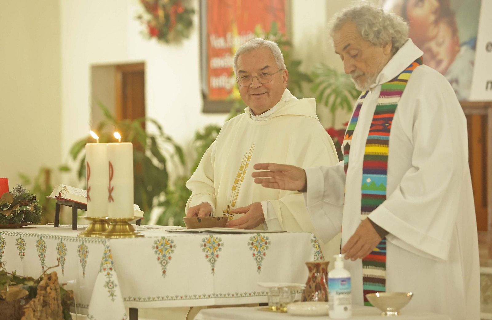 Fotos de la misa conmemorativa de los 50 años de dedicación del padre Pedro a la parroquia y al barrio de La Piñera