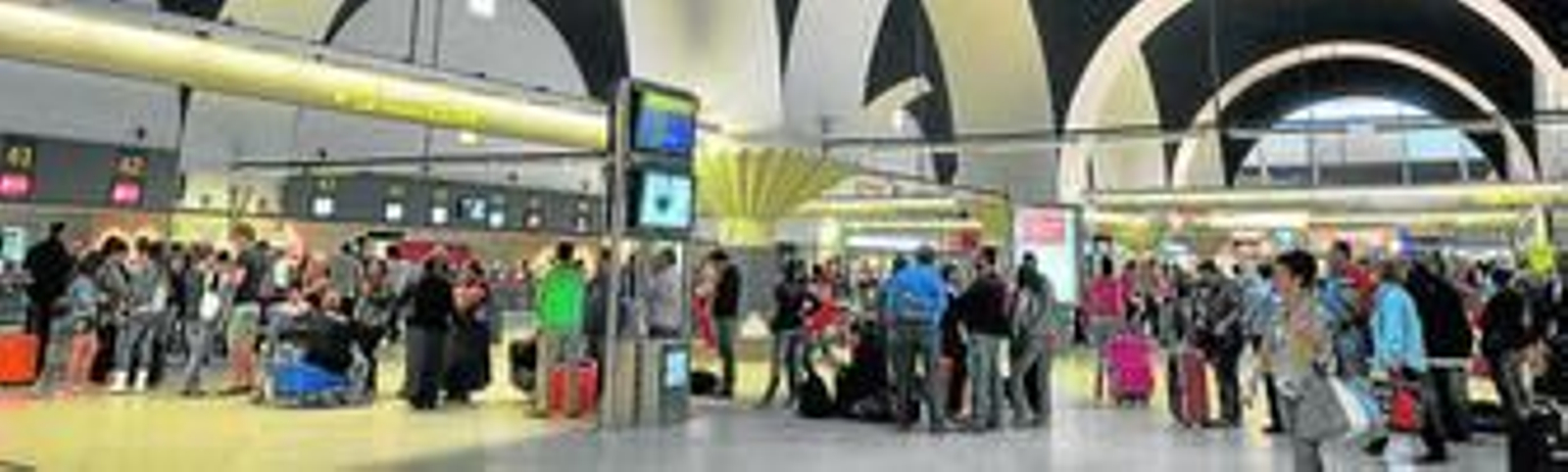 Cientos de pasajeros esperaban ayer en el aeropuerto tras la cancelación de sus vuelos. Cientos de pasajeros esperaban ayer en el aeropuerto tras la cancelación de sus vuelos.