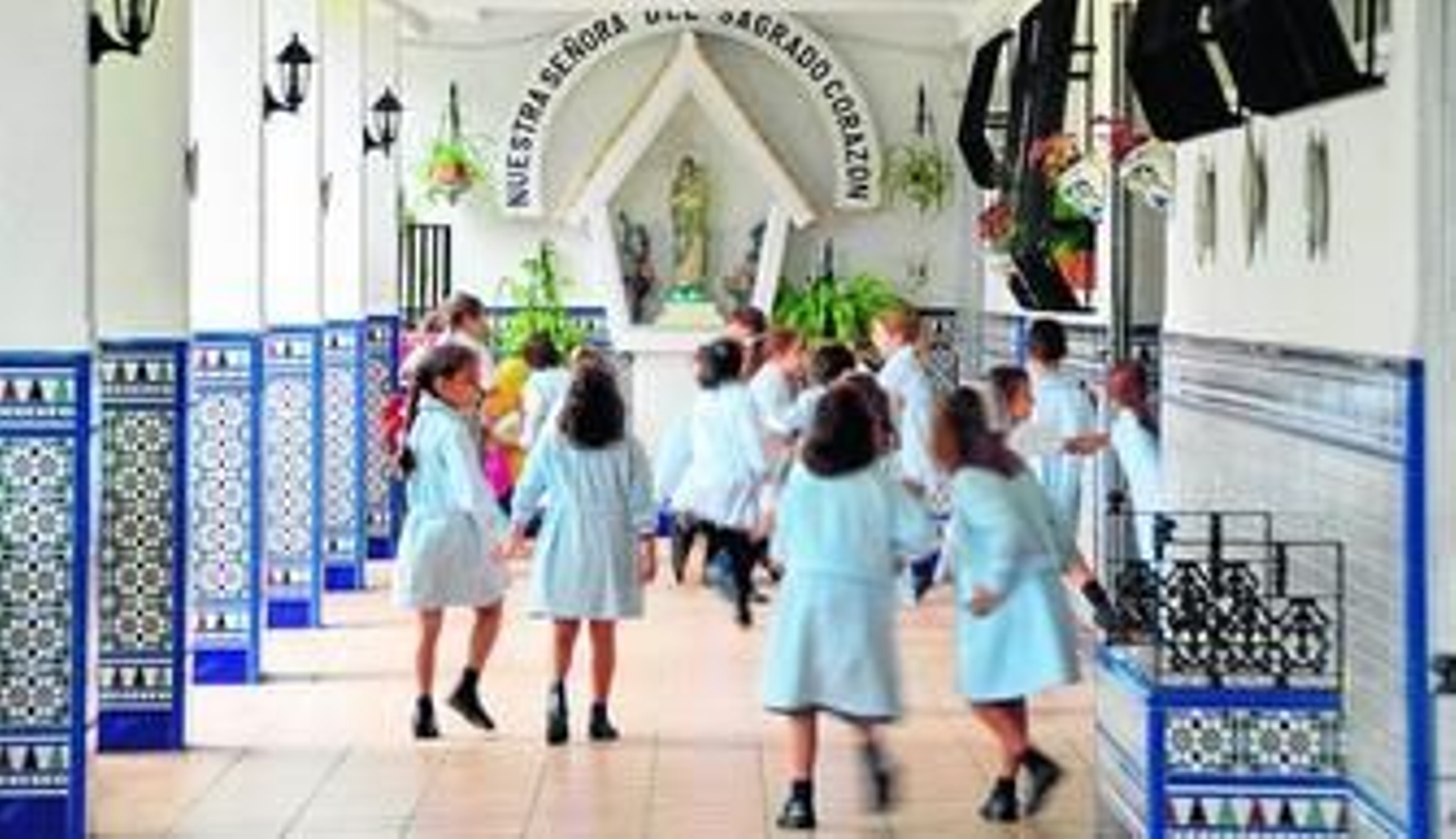 Un grupo de alumnos de Primaria en uno de los porches del centro decorado con azulejos.