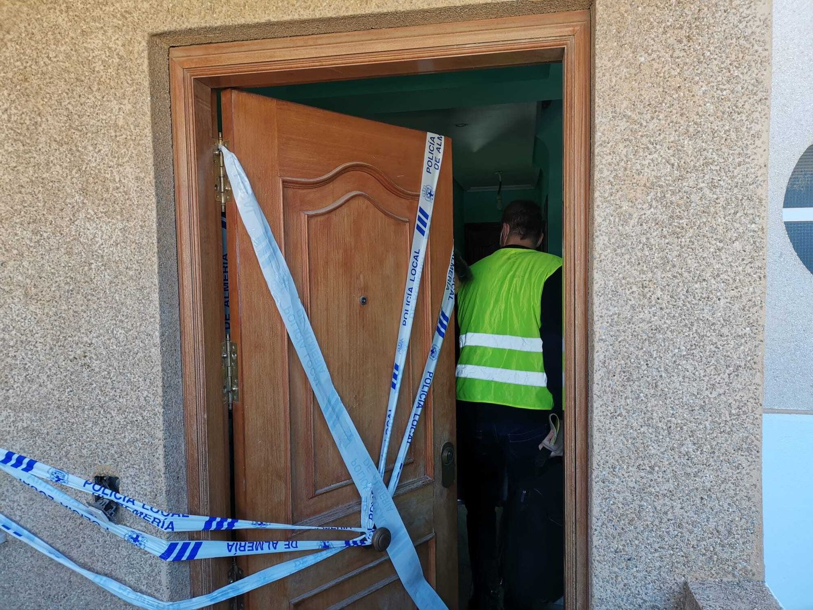 Dos menores y su madre mueren en un incendio intencionado en El Alquián