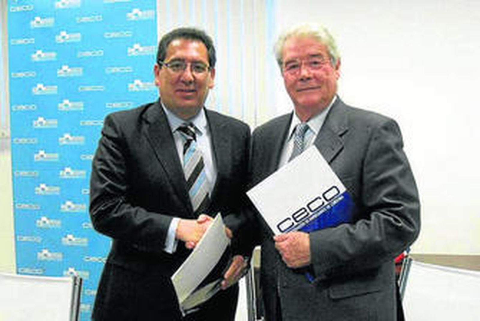 Antonio Pulido y Luis Carreto, durante la firma del acuerdo.
