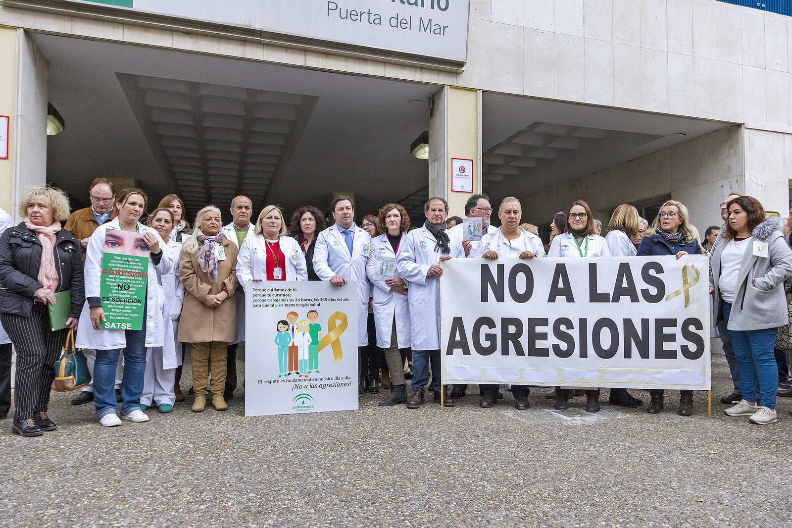 Un instante de la concentración de ayer en la entrada del Puerta del Mar.