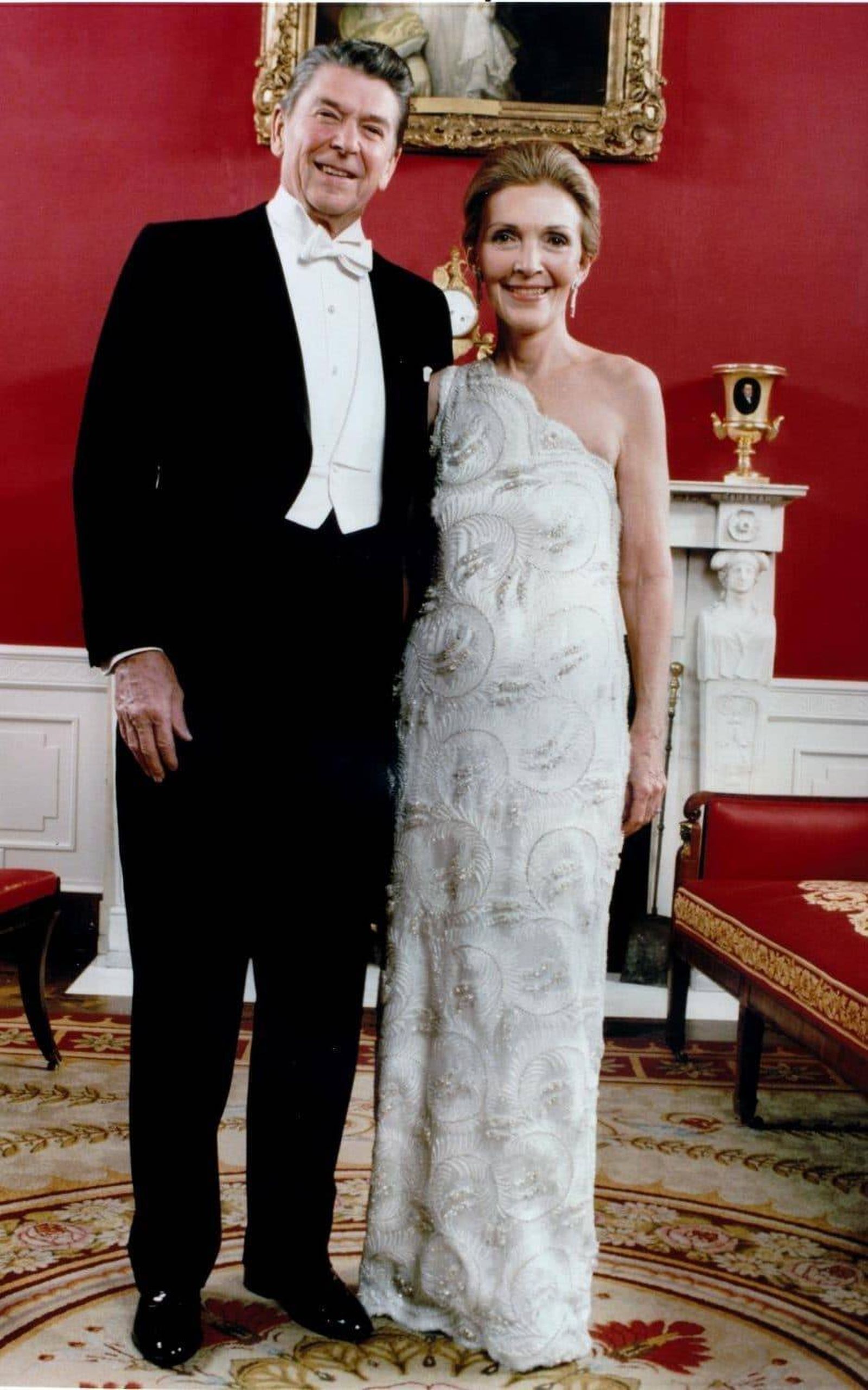 Nancy Reagan, con el vestido con hombro al descubierto que lució en la toma de posesión de su marido.