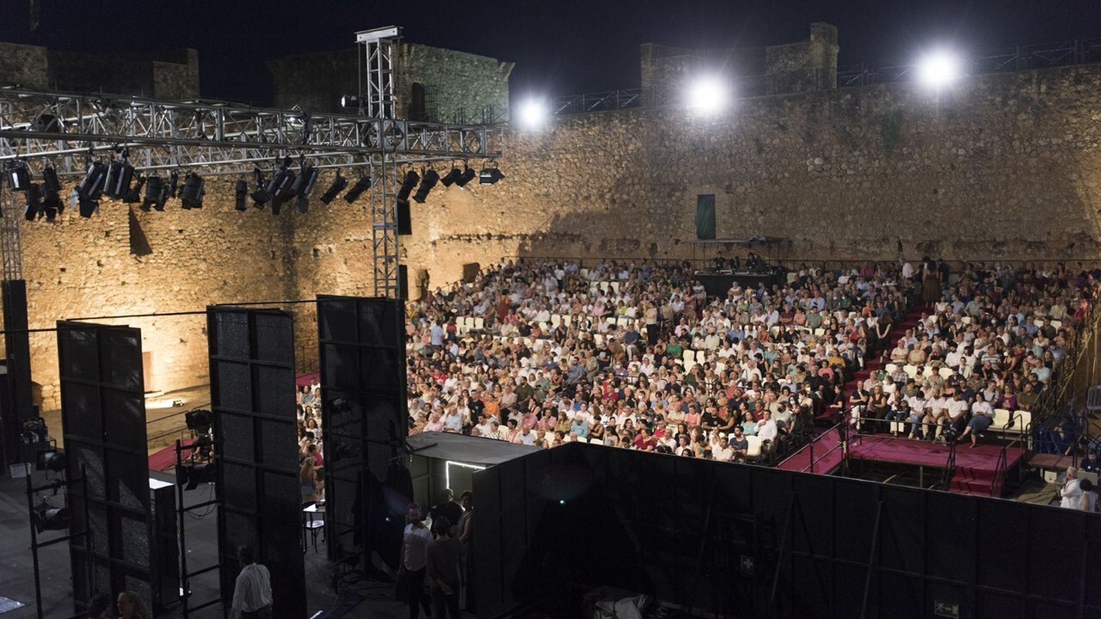 El público llenó el patio de armas del Castillo de los Guzmán.