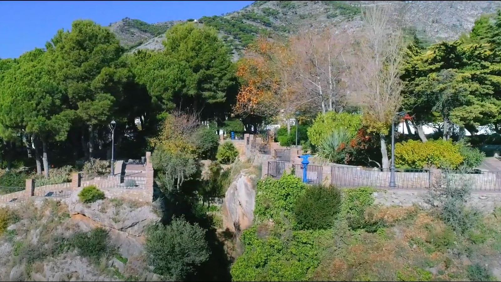 Vista aérea del mirador de los jardines de La muralla de Mijas. Vista aérea del mirador de los jardines de La muralla de Mijas.