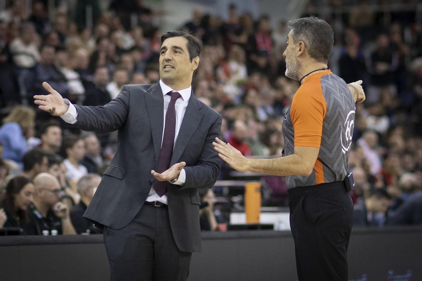 Pin dialoga con un árbitro en el partido ante el Joventud Badalona