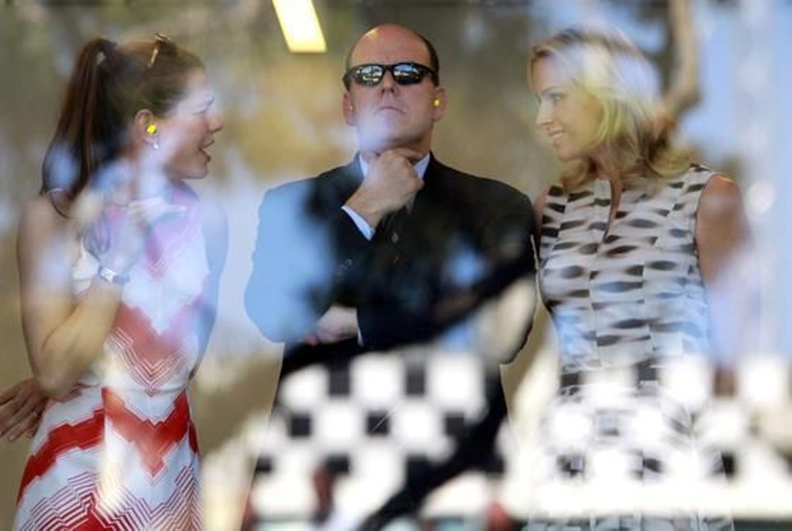 El príncipe Albert II de Mónaco, su prometida Charlene Wittstock (derecha) y su sobrina Charlotte Casiraghi, hija de Carolina.

Foto: Reuters