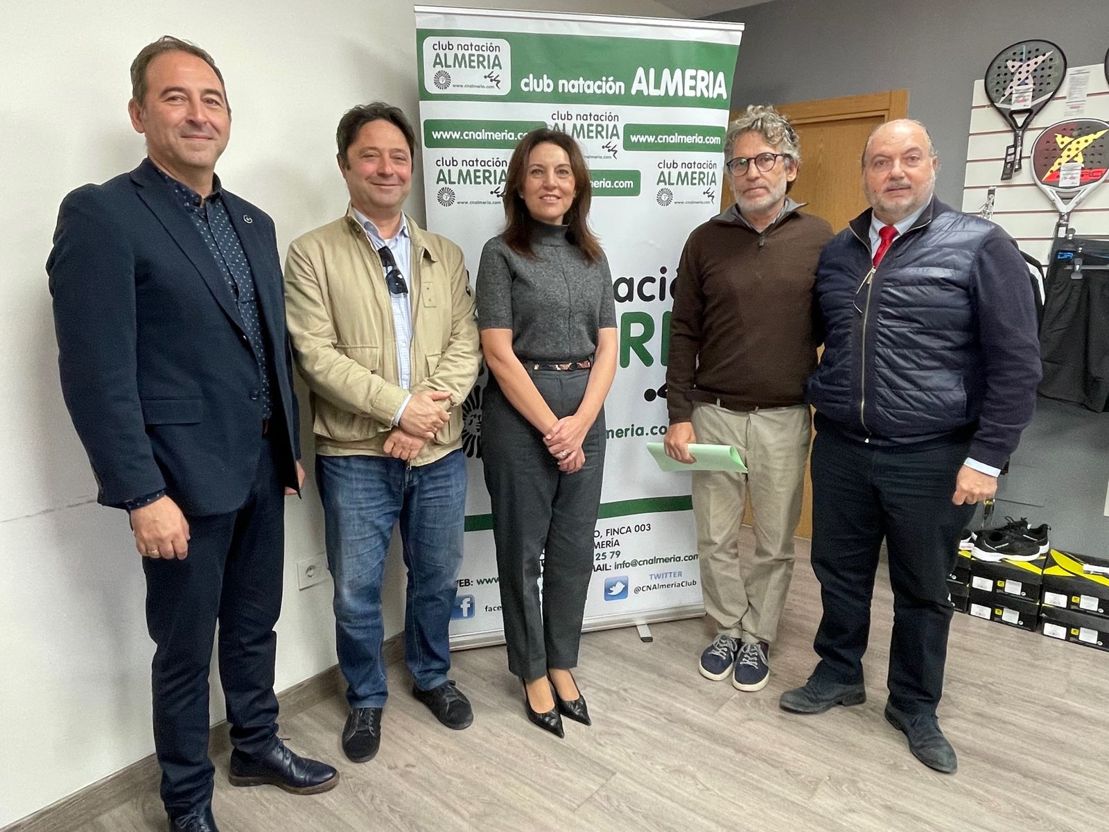 Magdalena Cantero, de la AECC, con directivos del CN Almería