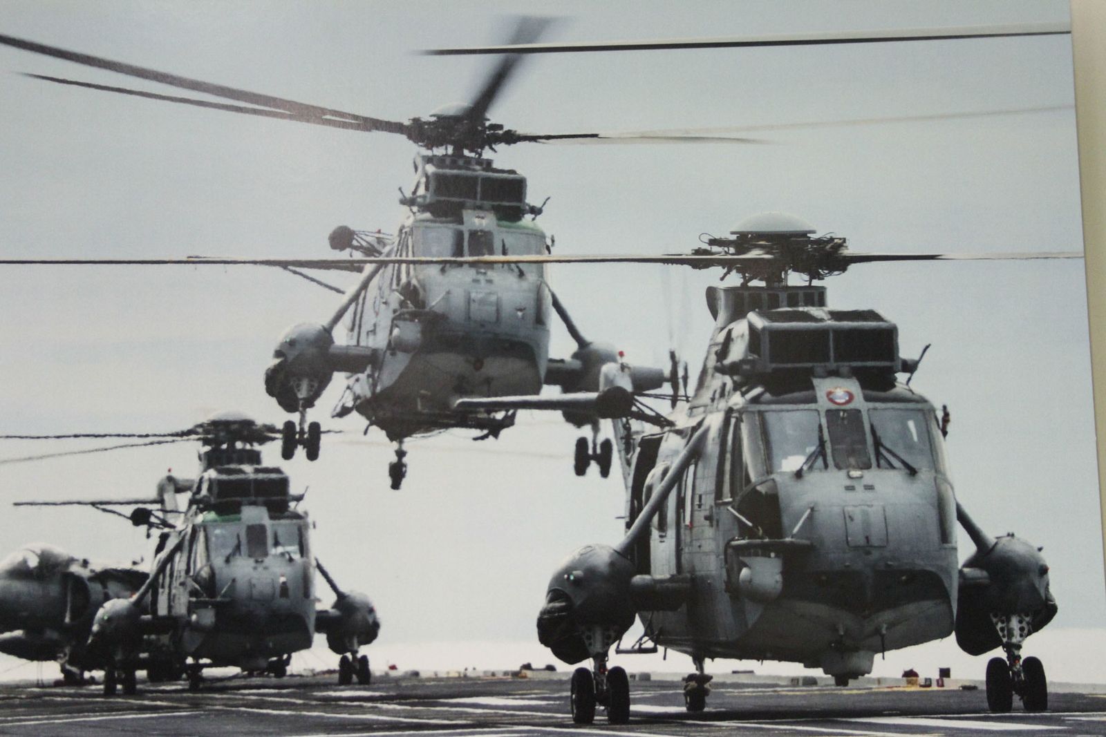 Imágenes de las primeras horas del portaaviones "Juan Carlos I" en el puerto de Huelva, durante su visita este fin de semana