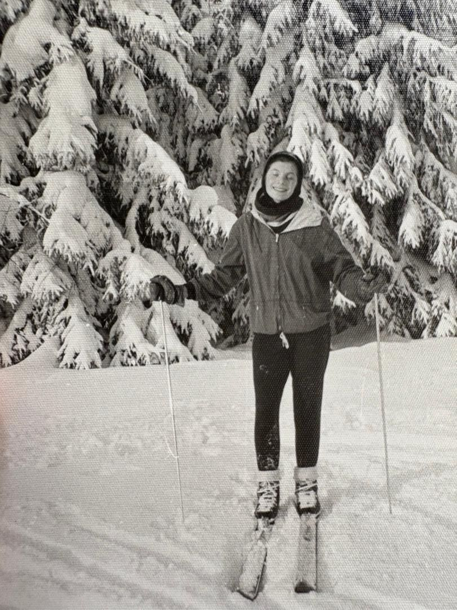 Una imagen tomada a finales de los sesenta de Teresa Giertych, en Polonia practicando uno de sus deportes favoritos: el esquís.